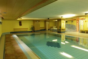 Innendørsbasseng