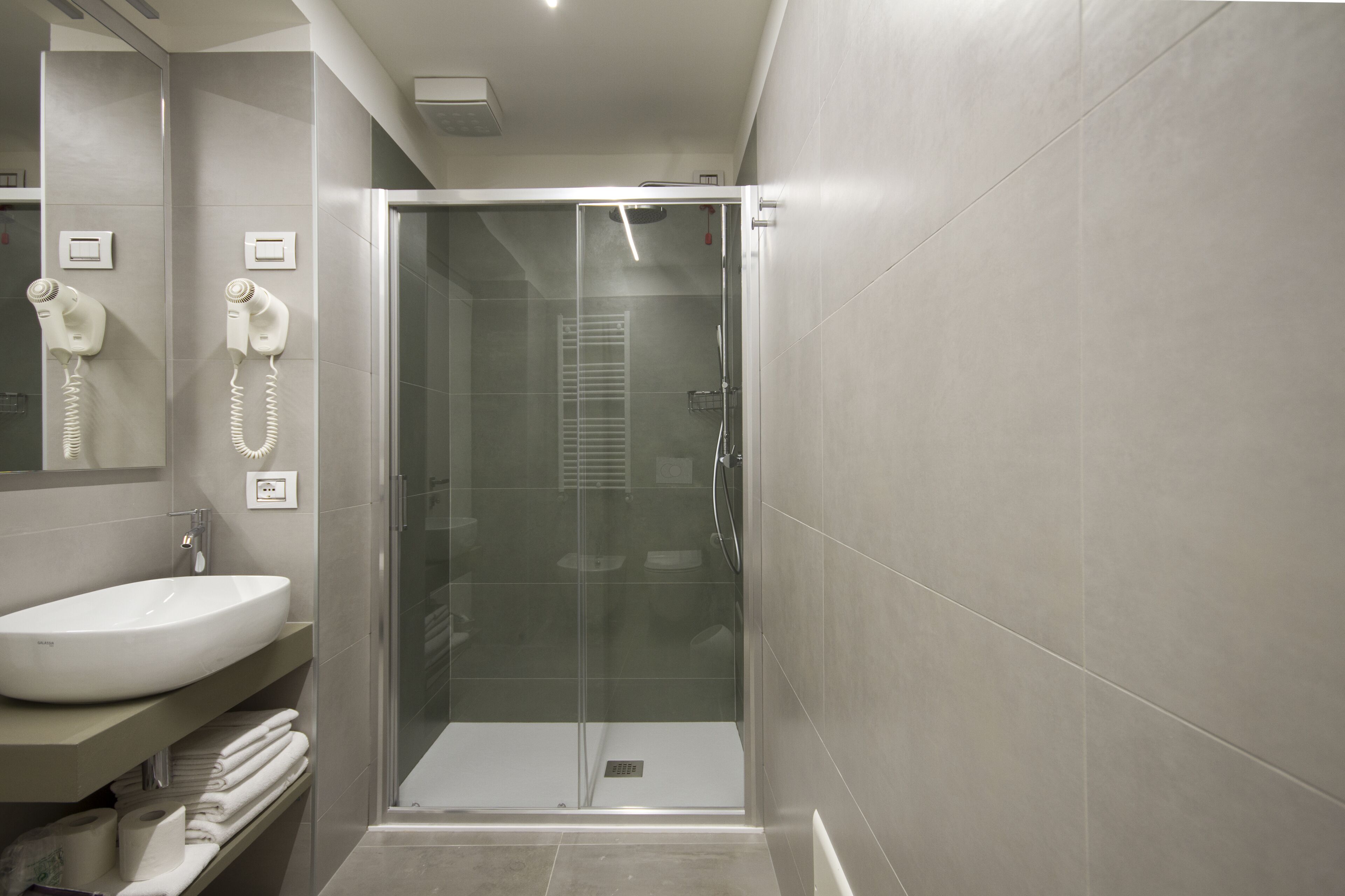 Quarto casal ou duplo standard, vista para a montanha | Banheiro | Chuveiro, produtos de toalete grátis, secador de cabelo, bidê