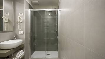 Standard-Doppel- oder -Zweibettzimmer, Bergblick | Badezimmer | Dusche, kostenlose Toilettenartikel, Haartrockner, Bidet