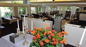 Breakfast and dinner served, local cuisine