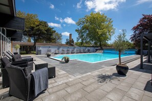 Et poolområde med liggestole og en lille pool.