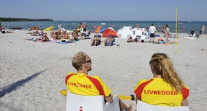 A beach scene with people relaxing and sunbathing. - Hotel Balka Strand (Nexø)