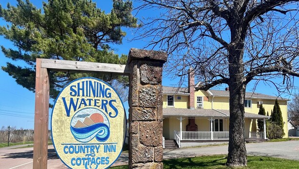 A sign for Shining Waters Country Inn Cottages with a 'No Vacancy' notice. - Shining Waters Country Inn (Cavendish)