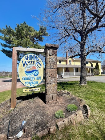 Front of property. Shining Waters Country Inn