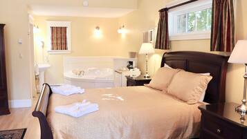 Luxury-Suite, 1 Queen-Bett, Whirlpool | Bügeleisen/Bügelbrett, kostenloses WLAN, Bettwäsche