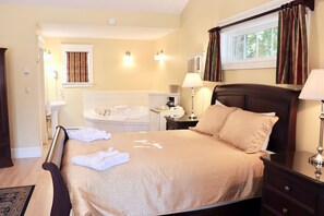 Suite de lujo, 1 cama Queen size, hidromasaje | Tabla de planchar con plancha, wifi gratis y ropa de cama 