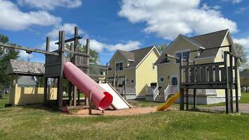 Área de juegos infantiles al aire libre