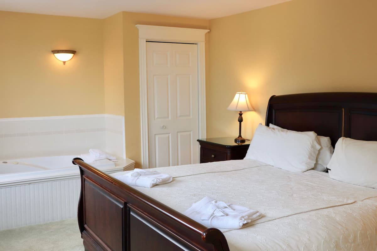 Luxury Suite, 1 King Bed, Jetted Tub | Iron/ironing board, free WiFi, bed sheets