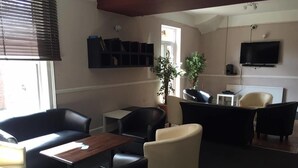 Lobby - The Pines Guest Accommodation (Chippenham)