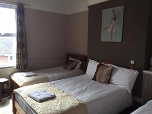 Masa, güneşlik/perde, ütü/ütü masası, ücretsiz kablosuz İnternet