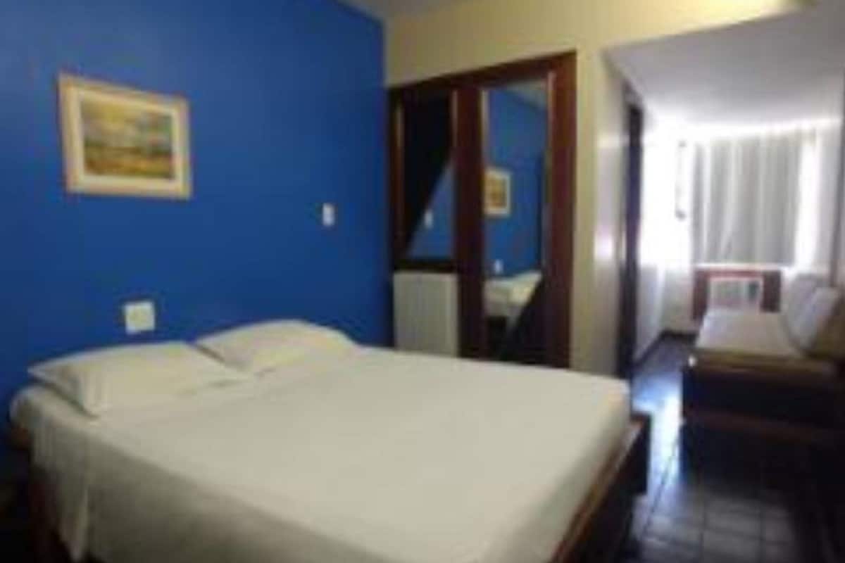 Minibar, caja de seguridad en la habitación y escritorio