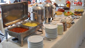 Ein Buffet mit verschiedenen Speisen und Geschirr.