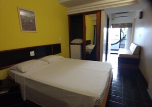 Minibar, brankas, meja kerja, dan kedap suara