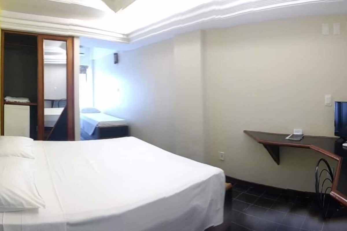Minibar, caja de seguridad en la habitación y escritorio