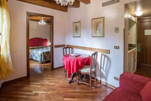 In-room safe, desk, free WiFi, bed sheets - Piccola Fenice  (Venice)