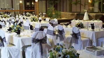 2 restaurants, breakfast, lunch, dinner served; American cuisine