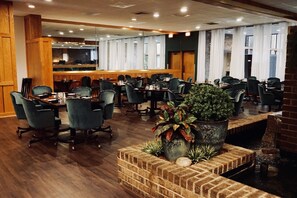 2 restaurants, servant le déjeuner et le dîner; cuisine américaine