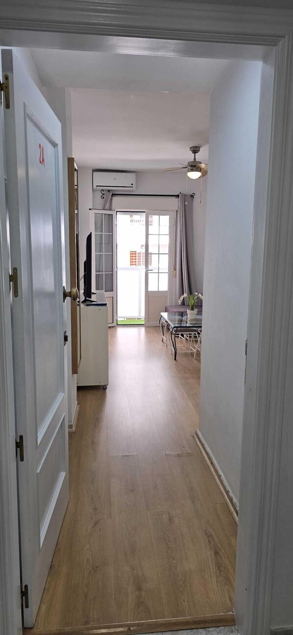 Apartment, 1 Schlafzimmer | Wohnbereich | 32-Zoll-Flachbildfernseher mit Satellitenempfang, Fernseher