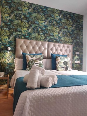 Studio | Brankas, meja kerja, tirai kedap cahaya, dan setrika/meja setrika