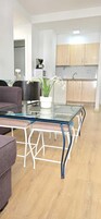 Apartamento, 1 habitación | Zona de estar | Televisión de pantalla plana de 32 pulgadas con canales por satélite