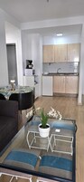 Apartamento, 1 habitación | Zona de estar | Televisión de pantalla plana de 32 pulgadas con canales por satélite