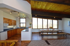 Private kitchen - 6 Bed Blue Mountain Chalets (The Blue Mountains)