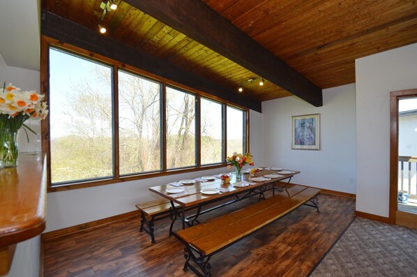 In-room dining - 6 Bed Blue Mountain Chalets (The Blue Mountains)