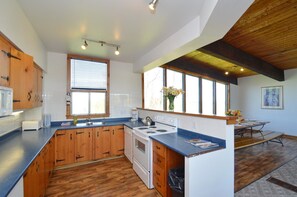 Private kitchen - 6 Bed Blue Mountain Chalets (The Blue Mountains)