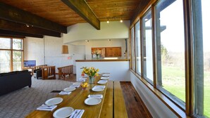 Apartment, 5 Schlafzimmer, Balkon | Essbereich im Zimmer