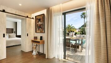 Pool Suite | Badezimmer | Badewanne und Dusche (separat), Designer-Toilettenartikel, Haartrockner