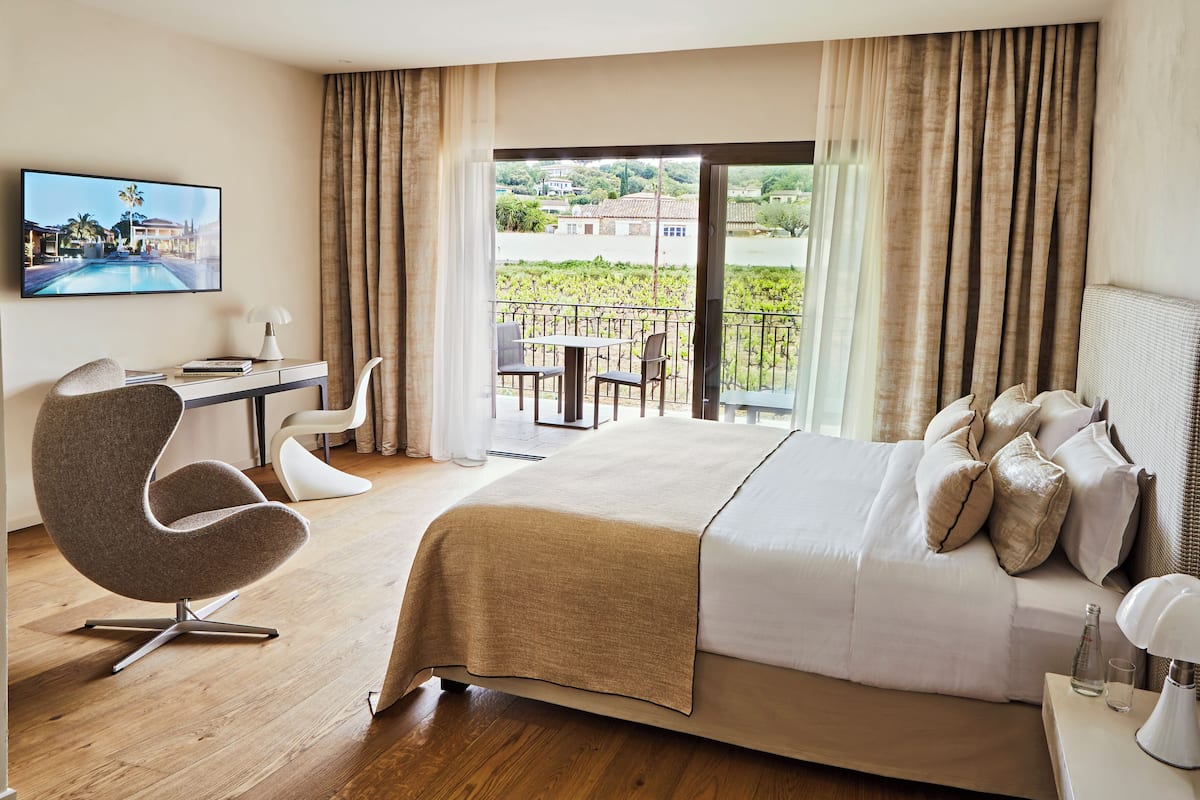 2 bedrooms, premium bedding, minibar, in-room safe