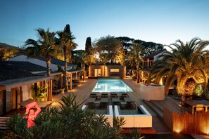 Outdoor pool, pool umbrellas, pool loungers - Hôtel Villa Cosy (Saint-Tropez)