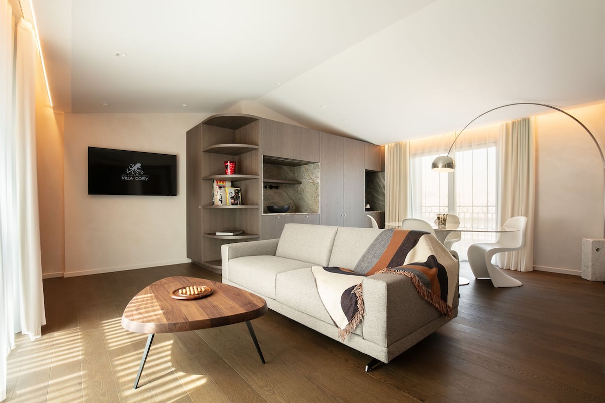 Riviera Suite | บริเวณนั่งเล่น | ทีวีจอแบน 55 นิ้ว พร้อมช่องดาวเทียม, แท็บเล็ต, Netflix