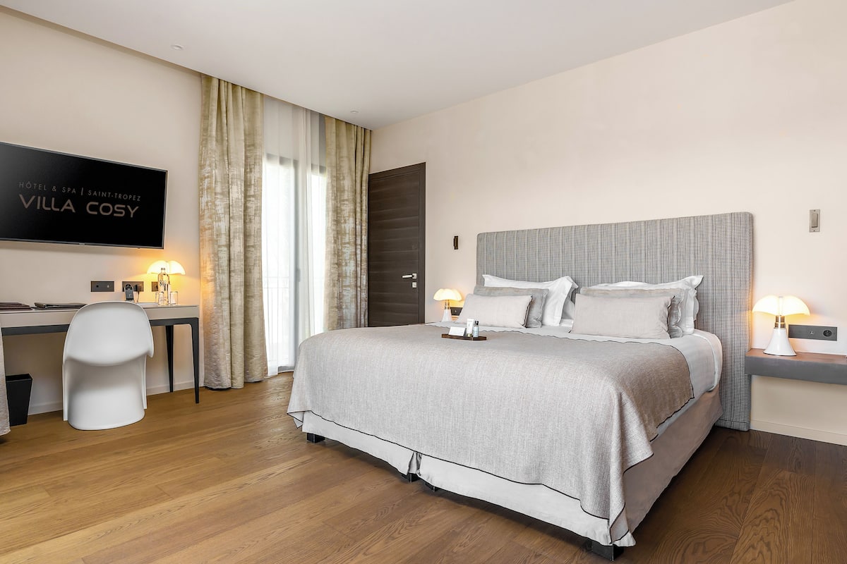 Junior Suite | Premium bedding, minibar, in-room safe, individually decorated