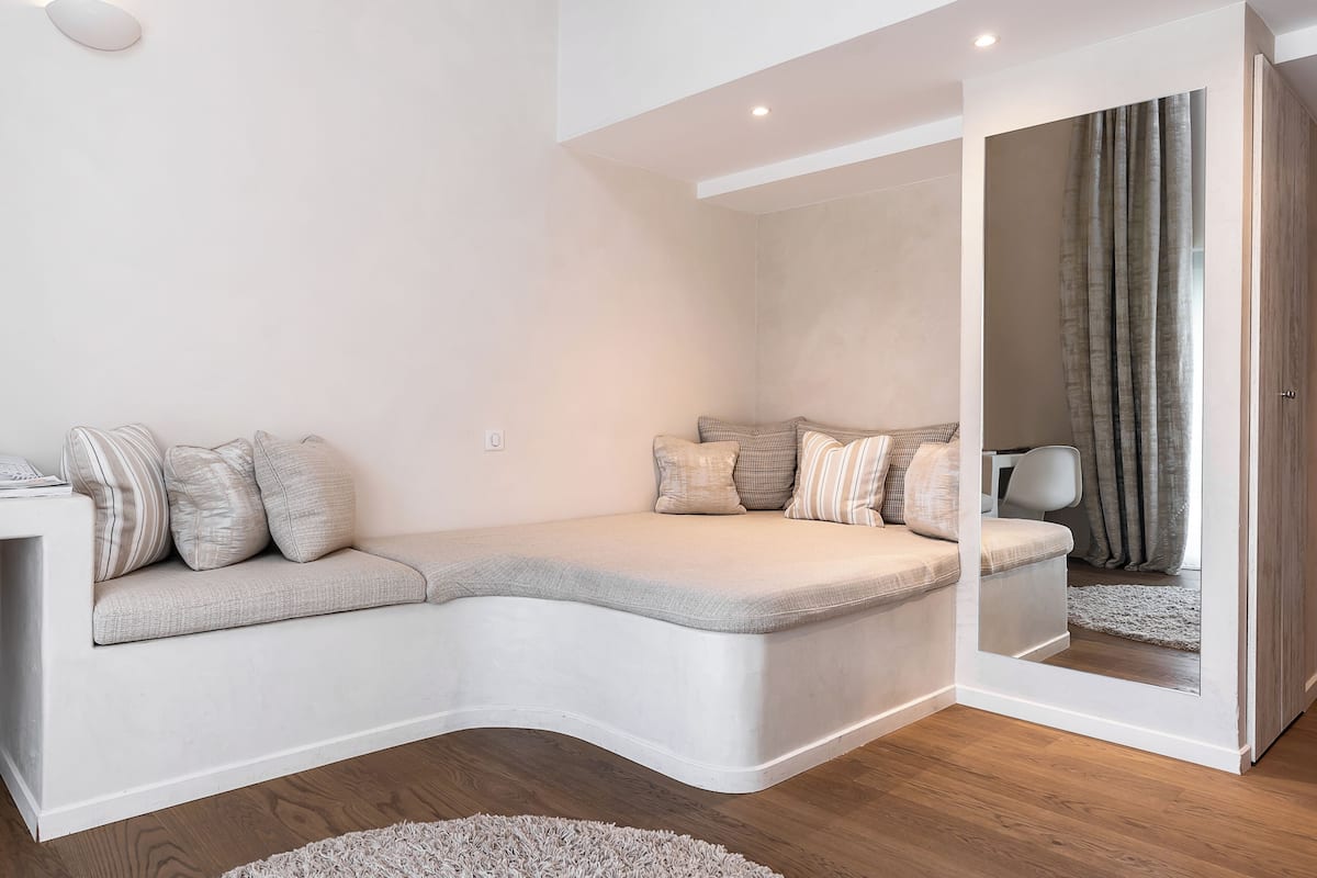 Luxury Room | บริเวณนั่งเล่น | ทีวีจอแบน 55 นิ้ว พร้อมช่องดาวเทียม, แท็บเล็ต, Netflix