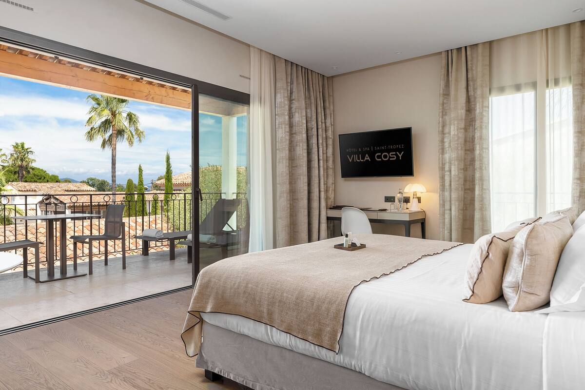 2 bedrooms, premium bedding, minibar, in-room safe