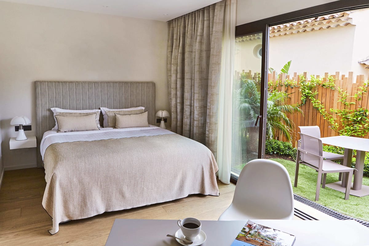 2 ห้องนอน, เครื่องนอนระดับพรีเมียม, มินิบาร์, ตู้นิรภัยในห้องพัก