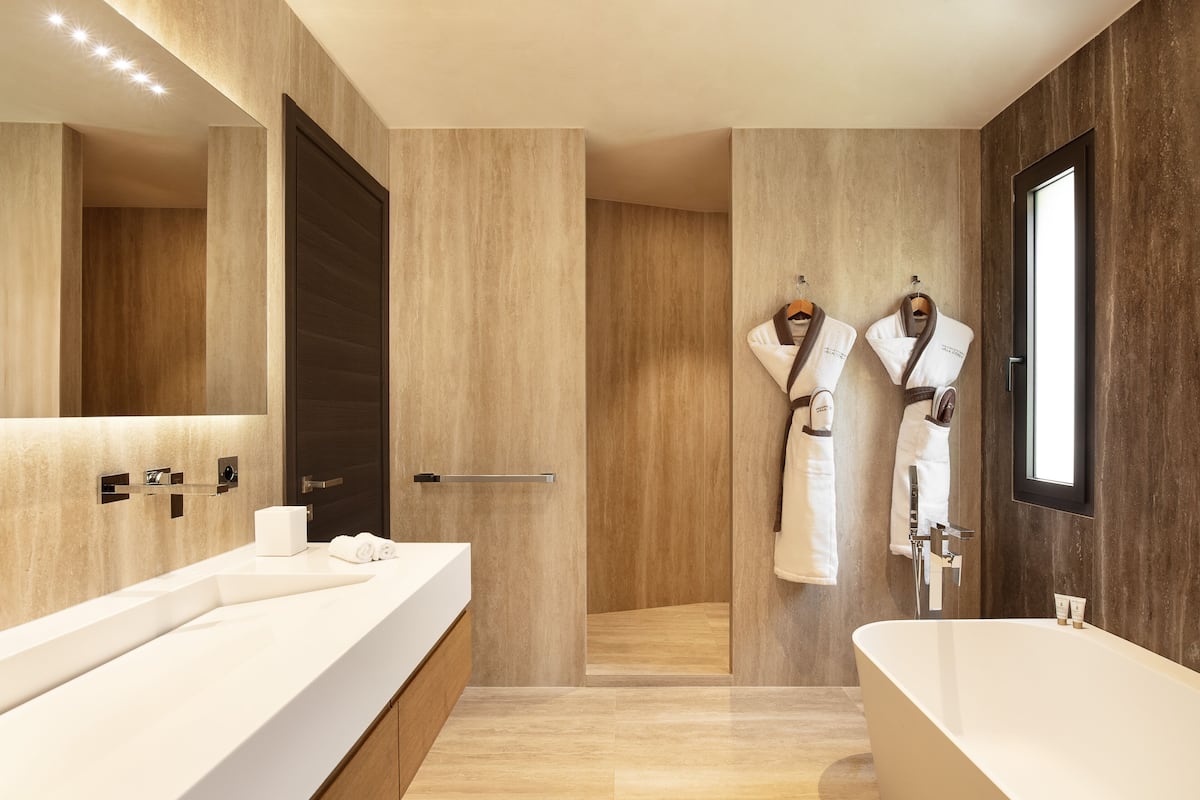 Master Suite | ห้องน้ำ | ของใช้ในห้องน้ำระดับพรีเมียม, ไดร์เป่าผม, เสื้อคลุมอาบน้ำ, ผ้าเช็ดตัว