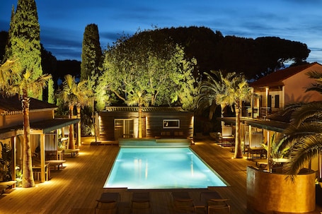 Outdoor pool, pool umbrellas, sun loungers