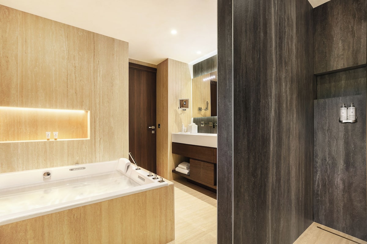 Riviera Suite | ห้องน้ำ | ของใช้ในห้องน้ำระดับพรีเมียม, ไดร์เป่าผม, เสื้อคลุมอาบน้ำ, ผ้าเช็ดตัว