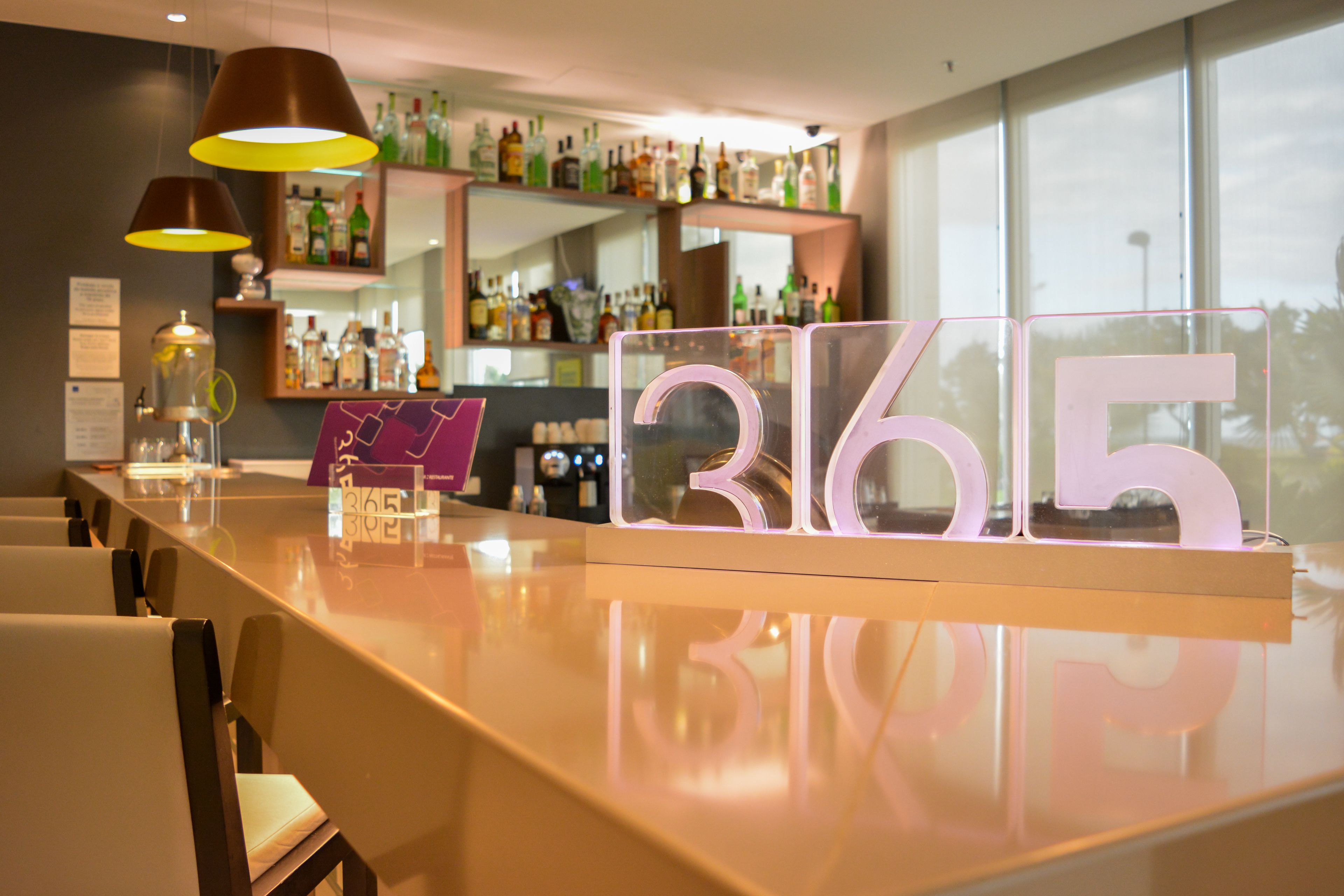 serves lunch, dinner and brunch