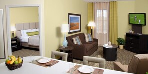 Suite, 1 soverom | Skrivebord, blendingsgardiner, strykejern/-brett og wi-fi (inkludert)