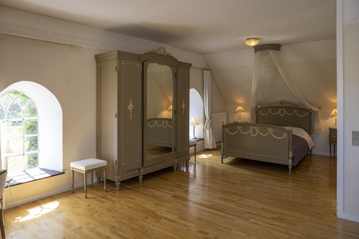 WiFi (free), individually decorated, individually furnished, bed sheets
