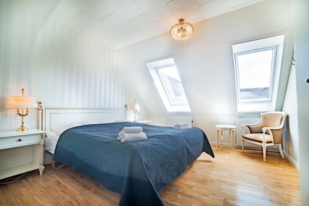 Dobbeltværelse med dobbeltseng eller 2 enkeltsenge - privat badeværelse | Individuelt design, individuel indretning, gratis Wi-Fi, sengetøj