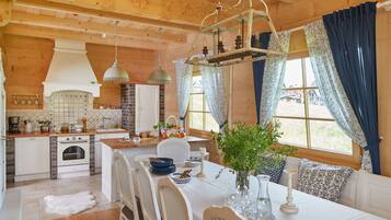 Chalet Design | Cucina privata | Frigorifero, microonde, forno, piano cottura
