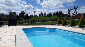 Piscina externa sazonal, guarda-sóis, espreguiçadeiras