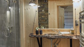 Deluxe-Haus, 6 Schlafzimmer, Nichtraucher, Bergblick | Badezimmer | Haartrockner, Bademäntel, Handtücher, Seife