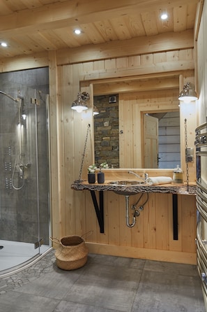 Deluxe House, 6 Bedrooms, Non Smoking, Mountain View | Bathroom | Hair dryer, bathrobes, towels, soap