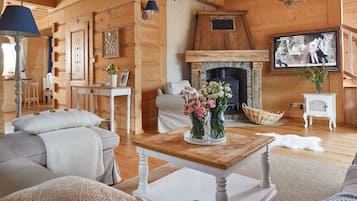 Design Chalet | Living room | Flat-screen TV, fireplace, table tennis