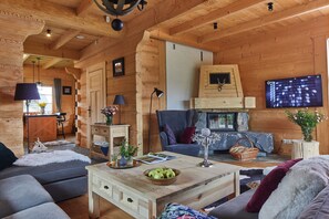 Deluxe House, 6 Bedrooms, Non Smoking, Mountain View | Living room | Flat-screen TV, fireplace, ping pong